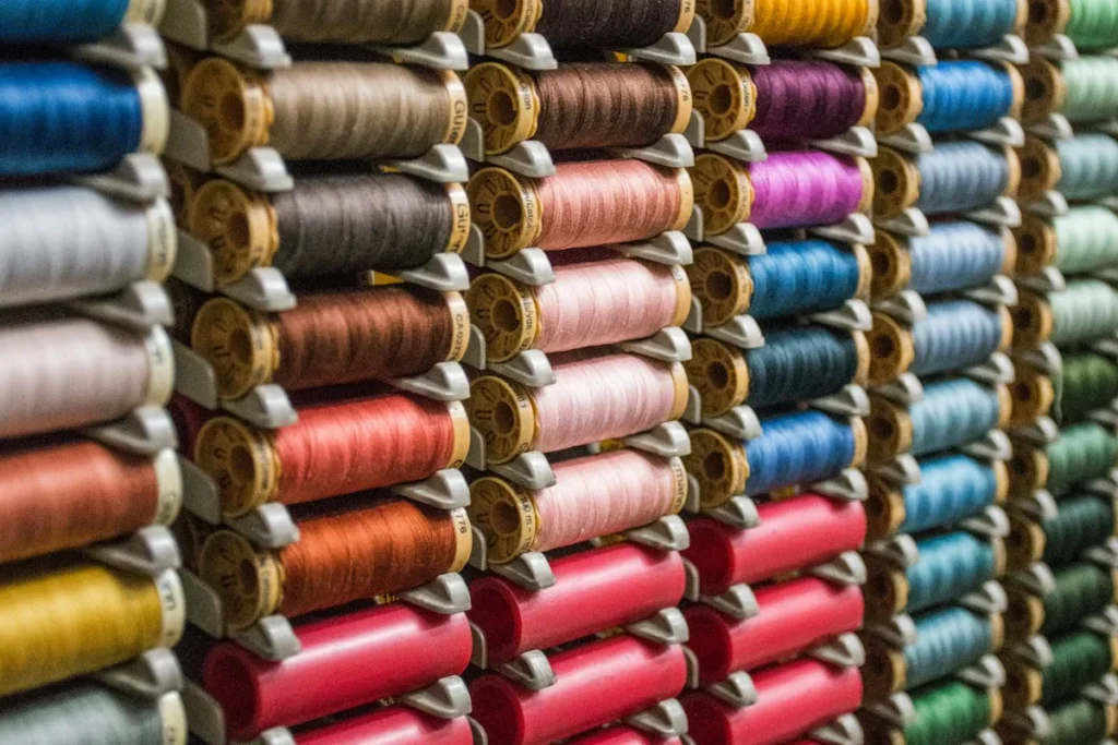 Rangées de bobines de fil à coudre de couleurs variées