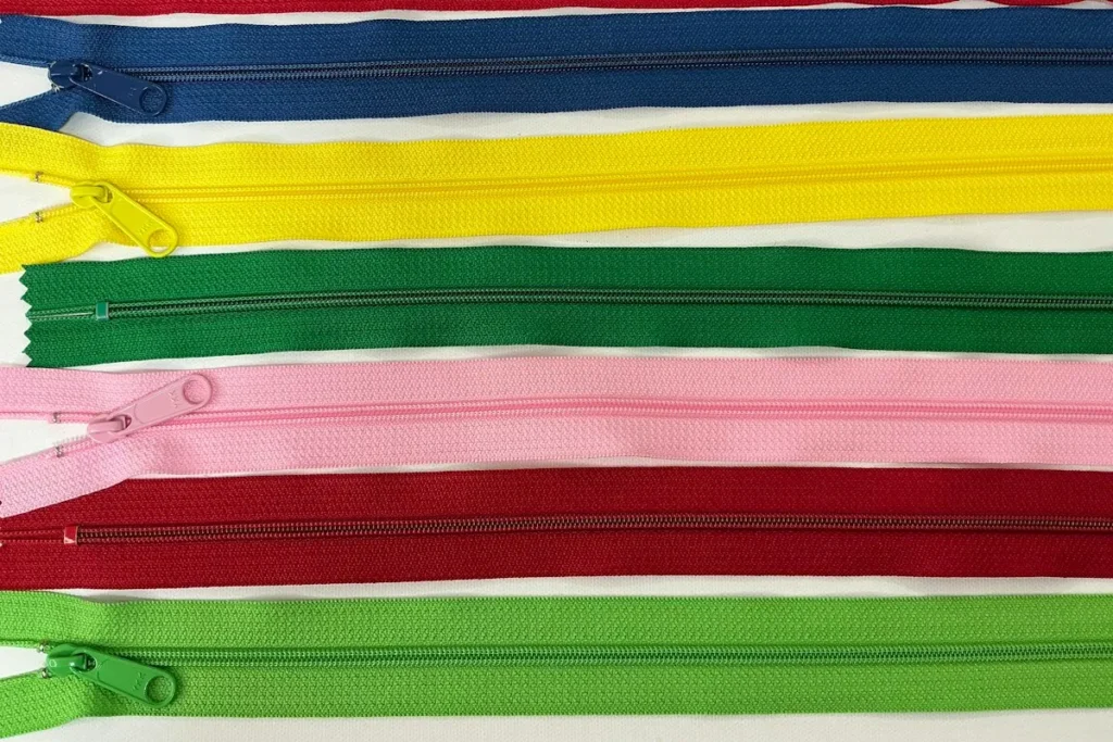 Fermetures éclair de couleurs variées alignées en rangée