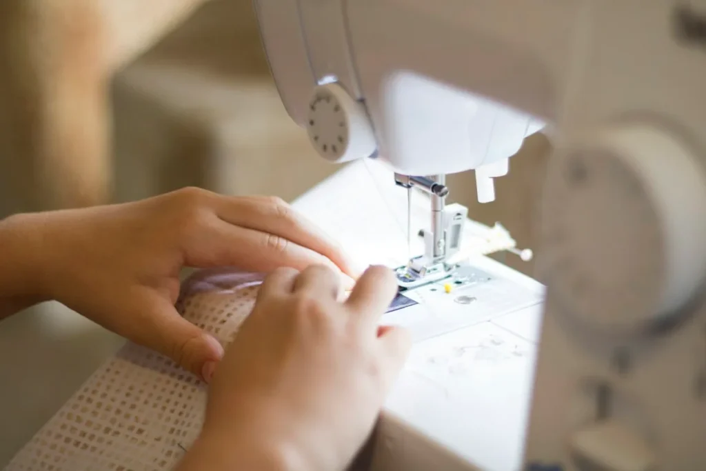 Machine à coudre qui fait des bourrages de fil